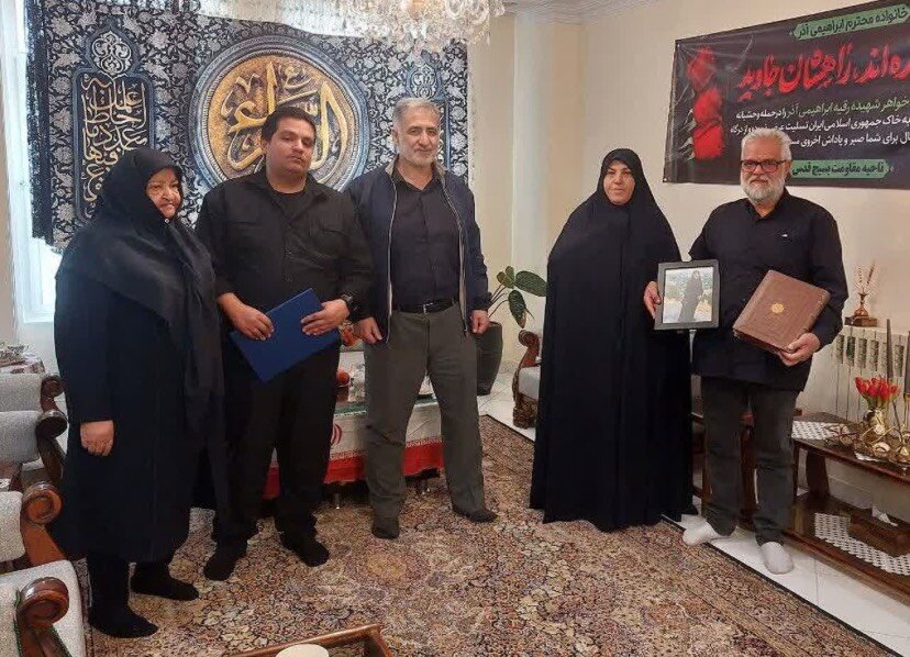 دیدار معاون تعاون و امور اجتماعی بنیاد شهید و امور ایثارگران با خانواده شهیدان معظم ابرهیمی آذر و گل‌روئی