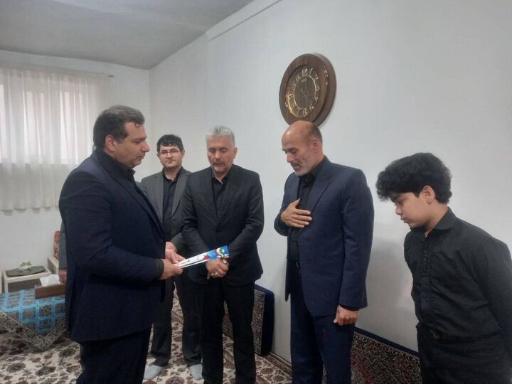 دیدار مدیرکل پذیرش و امور اداری ایثارگران با خانواده های معظم شهدا و ایثارگران در استان اردبیل