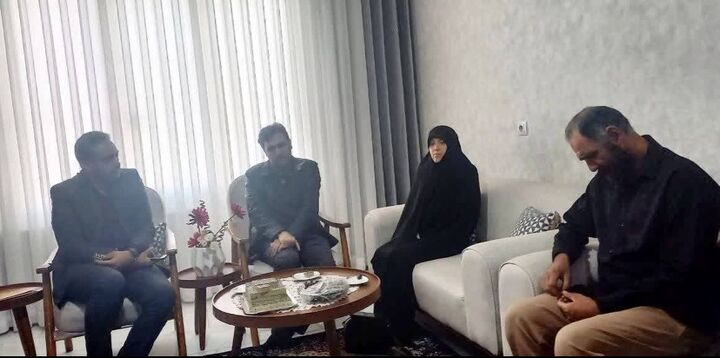 دیدار مدیرکل آموزش بنیاد شهید و امور ایثارگران با خانواده دانش‌آموز شهید مهیار زنگنه در شهرستان آبیک