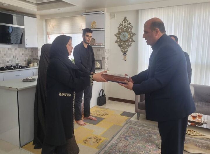 دیدار مدیرکل بنیاد شهید و امور ایثارگران تهران با خانواده شهیدان «سارنگ» و «ابوالحسنی»