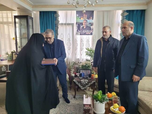 دیدار معاون فرهنگی و آموزشی و معاون حقوقی بنیاد شهید با خانواده «شهید مهدی بخشایشی»