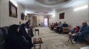 نمایندگان معاون رئیس جمهور با ۵ خانواده شهید جنگ رمضان در ورامین دیدار کردند