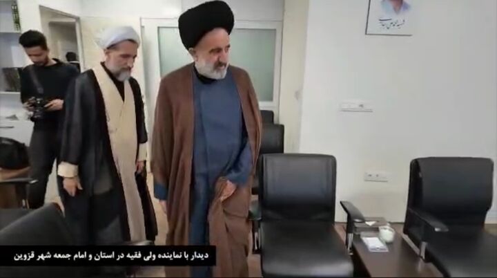 دیدار نماینده ولی فقیه در بنیاد شهید با خانواده شهدای قزوین؛ تأکید بر نقش آمریکا در جنگ تحمیلی