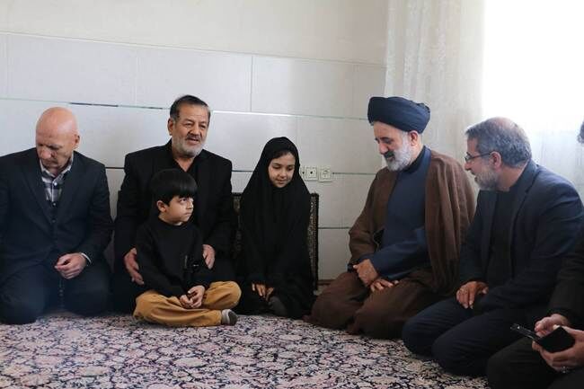 دیدار نماینده ولی‌فقیه در بنیاد شهید و امور ایثارگران با خانواده شهدای جنگ رمضان زنجانی