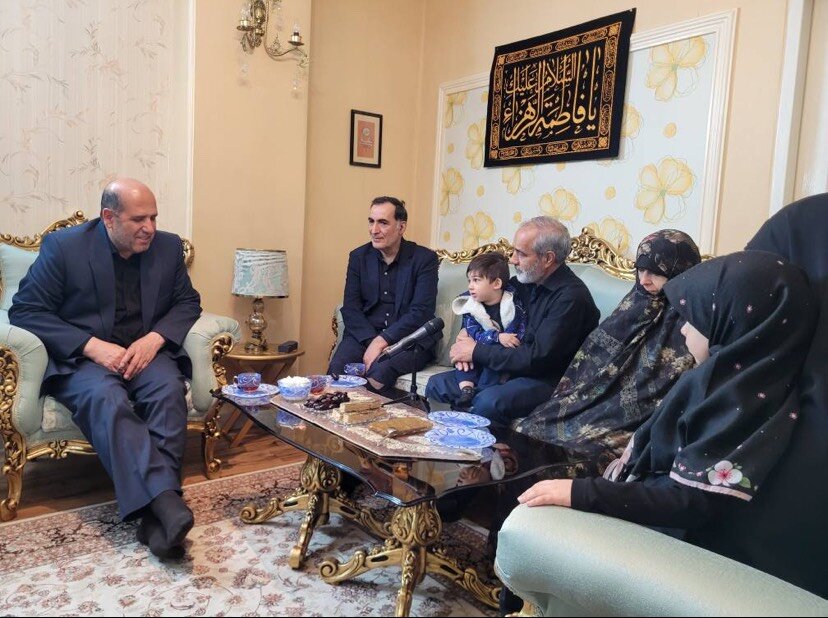 دیدار رییس بنیاد شهید و امور ایثارگران با خانواده‌های شهیدان رحیمی،وفایی و قربان‌نژاد