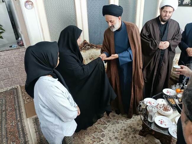 دیدار نماینده ولی‌فقیه در بنیاد با خانواده شهید مدافع وطن امیرحسام انصاری