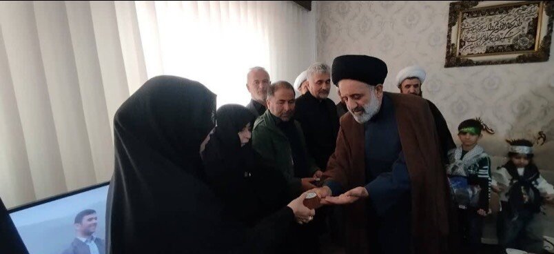 دیدار نماینده ولی فقیه در بنیاد شهید و امور ایثارگران با خانواده شهدای جنگ رمضان در اردبیل