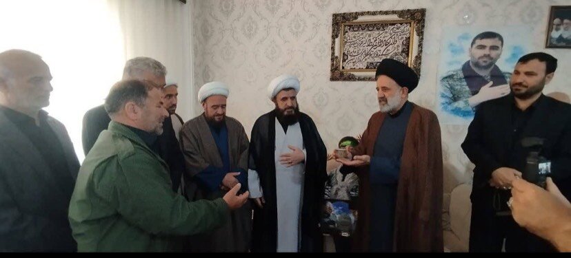 دیدار نماینده ولی فقیه در بنیاد شهید و امور ایثارگران با خانواده شهدای جنگ رمضان در اردبیل