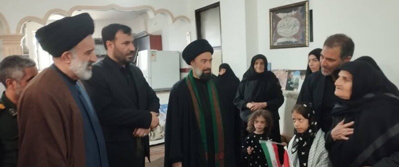 دیدار نماینده ولی فقیه در بنیاد شهید و امور ایثارگران با خانواده شهدای جنگ رمضان در اردبیل