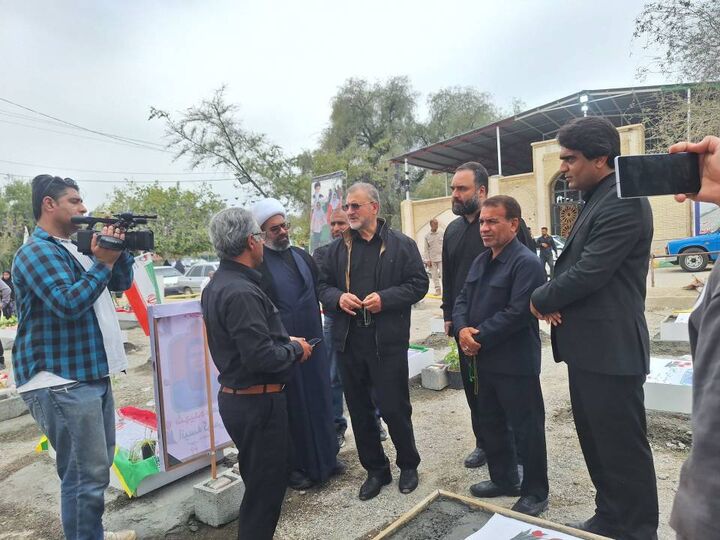 بازدید معاون فرهنگی و آموزشی بنیاد شهید از گلزار شهدای میناب