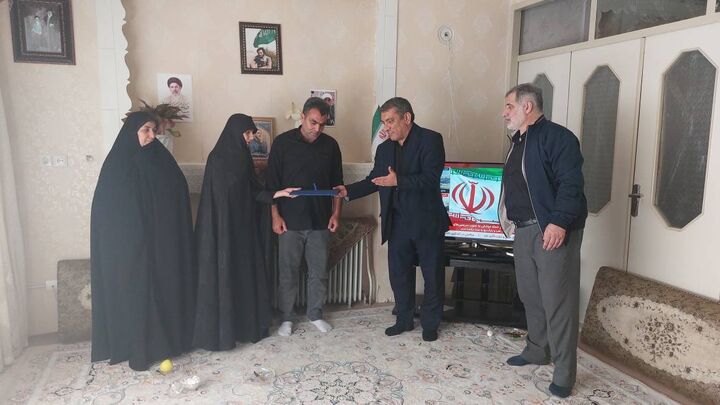 دیدار مدیر کل دفتر مطالعات و پژوهش ها با خانواده شهید محمد حسین کوچکی میاب