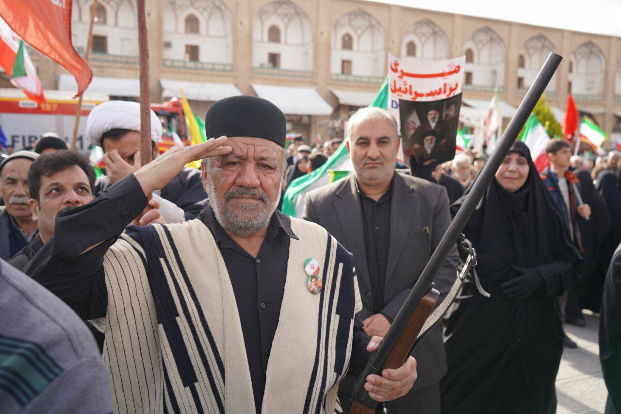 میعادگاهِ حماسه؛ تشییعِ لاله‌های سرخ در چهلمین روزِ فراق رهبر شهید