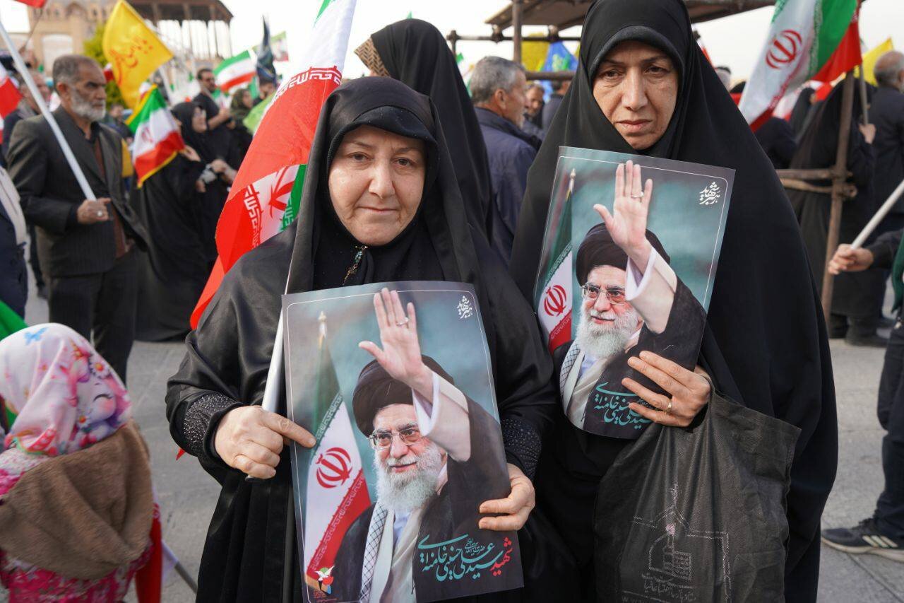 میعادگاهِ حماسه؛ تشییعِ لاله‌های سرخ در چهلمین روزِ فراق رهبر شهید