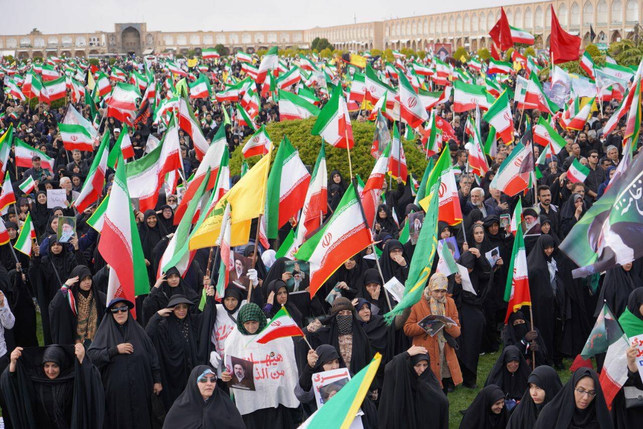 میعادگاهِ حماسه؛ تشییعِ لاله‌های سرخ در چهلمین روزِ فراق رهبر شهید