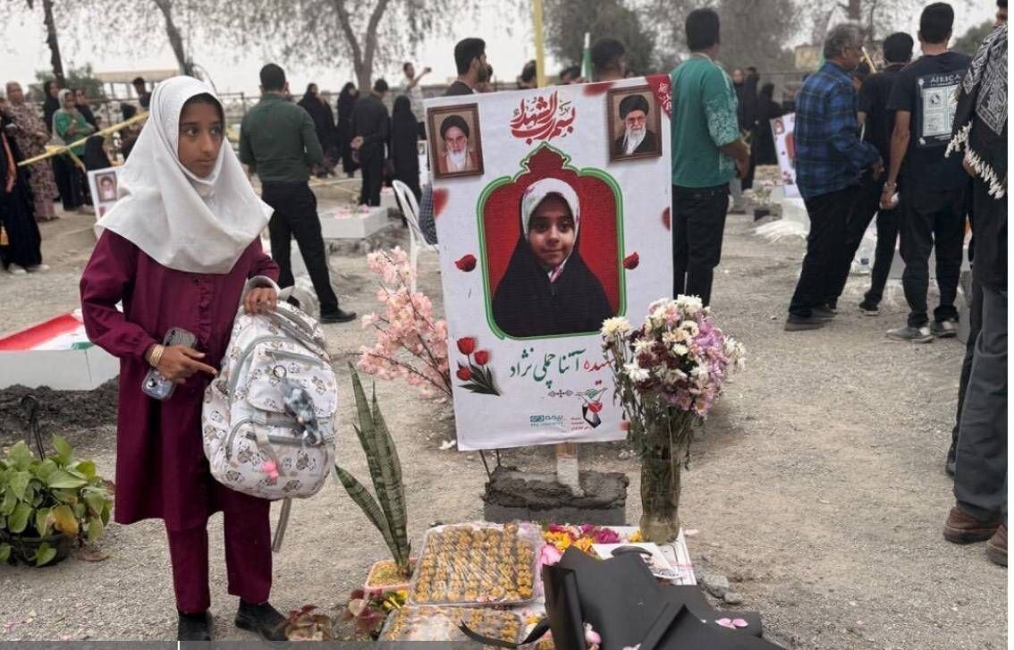 نصب تمثال شهدای مدرسه شجره طیبه میناب در گلزار شهدای این شهر با اقدام‌ بنیاد شهید و بیمه دی&nbsp;