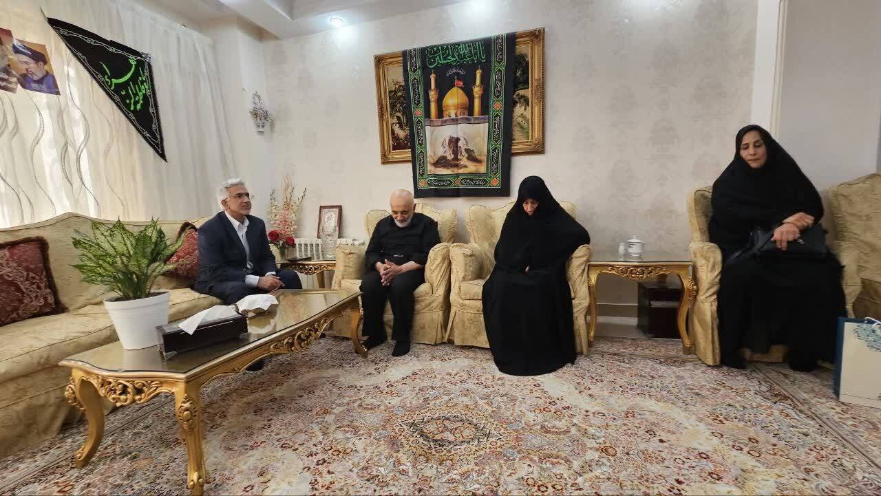 دیدار معاون بهداشت و درمان بنیاد شهید با خانواده شهدای جنگ