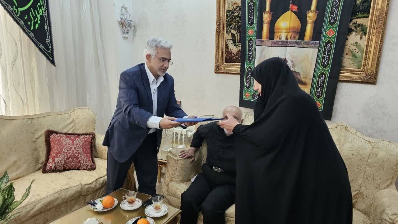 دیدار معاون بهداشت و درمان بنیاد شهید با خانواده شهدای جنگ