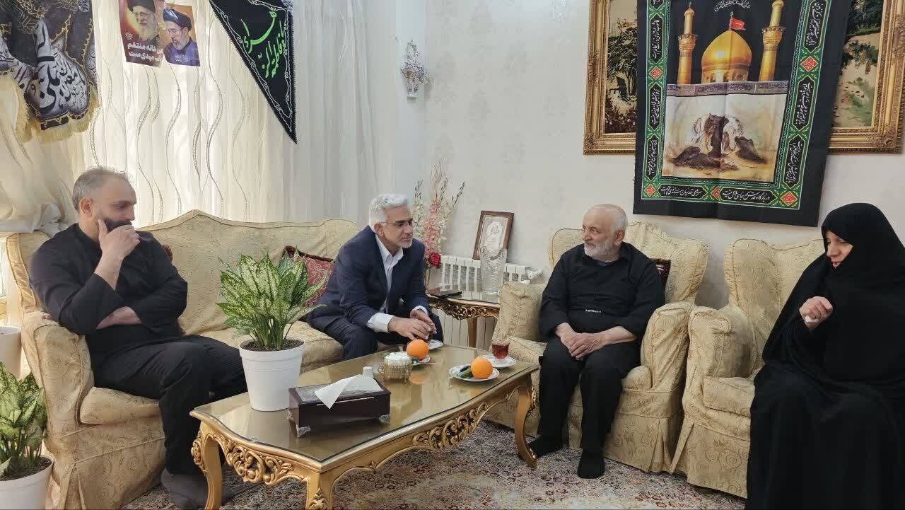 دیدار معاون بهداشت و درمان بنیاد شهید با خانواده شهدای جنگ