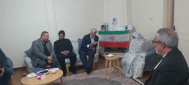 دیدار معاون بهداشت و درمان بنیاد با خانواده‌های شهدا در منطقه ۸ تهران