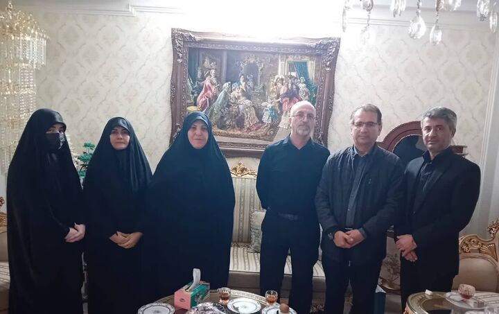 دیدار معاون تعاون و امور اجتماعی بنیاد شهید و امور ایثارگران با خانواده شهید والامقام جواد ایجی