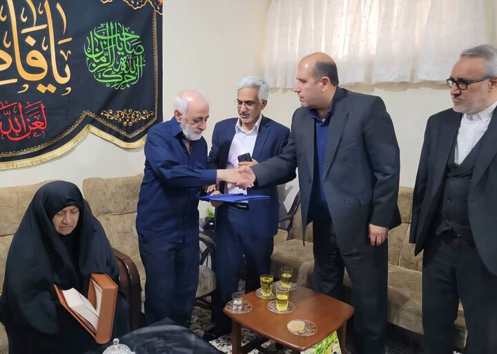 دیدار معاون بهداشت و درمان بنیاد شهید با خانواده شهدای جنگ رمضان
