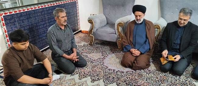 دیدار نماینده ولی فقیه در بنیاد شهید و امور ایثارگران با خانواده شهدای جنگ تحمیلی رمضان در استان کردستان