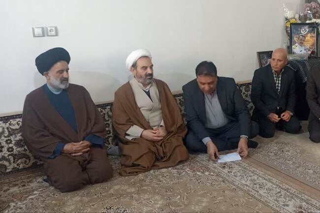 دیدار نماینده ولی فقیه در بنیاد شهید و امور ایثارگران با خانواده شهدای جنگ رمضان در کرمانشاه