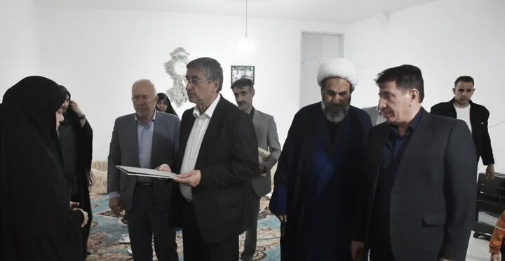 دیدار استاندار لرستان با سه خانواده‌ شهید جنگ در کوهدشت