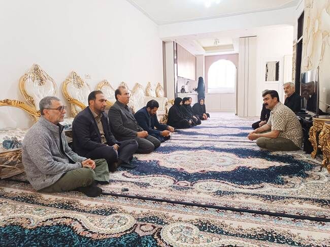 دیدار فرمانده سپاه امیرالمؤمنین(ع) و مدیرکل بنیاد شهید ایلام با خانواده‌های معظم شهدا و مصدومان جنگ رمضان