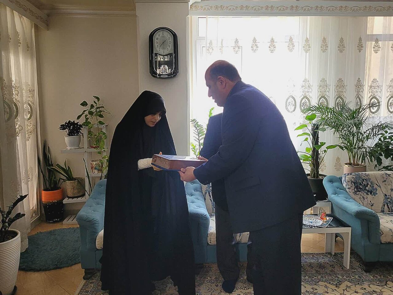 دیدار رضایی با خانواده شهدای جنگ تحمیلی سوم