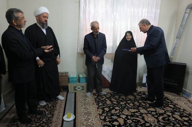 دیدار معاون فرهنگی و آموزشی بنیاد شهید با خانواده‌های چهار شهید البرزی جنگ رمضان