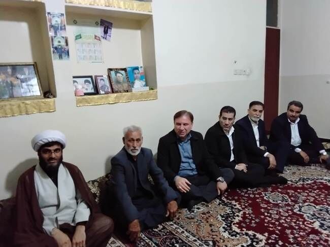 دیدار استاندار بوشهر و مدیرکل بنیاد شهید با دو خانواده شهید جنگ رمضان در دشتستان
