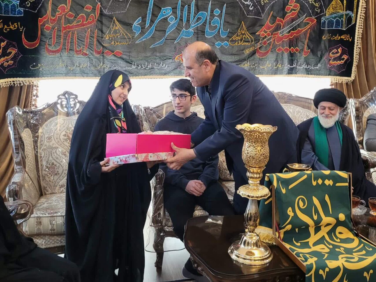 تجلیل از دختران شهیدان خاکسار و دمیرچی