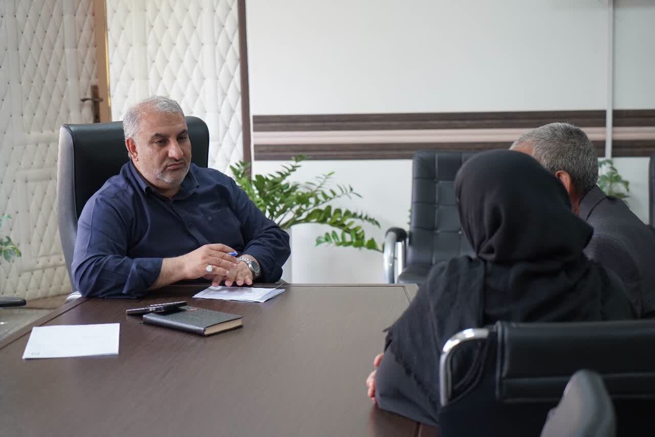 نشست هفتگی سرپرست بنیاد شهید اصفهان با خانواده‌های شهدا و جانبازان