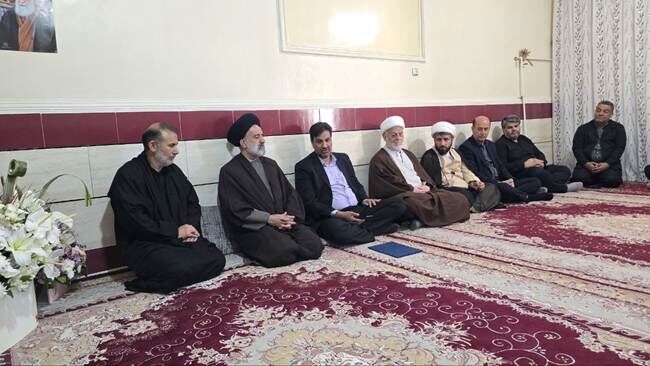 ابلاغ سلام و پیام تسلیت رهبر انقلاب به خانواده شهدای اهواز توسط نماینده ولی فقیه در بنیاد شهید