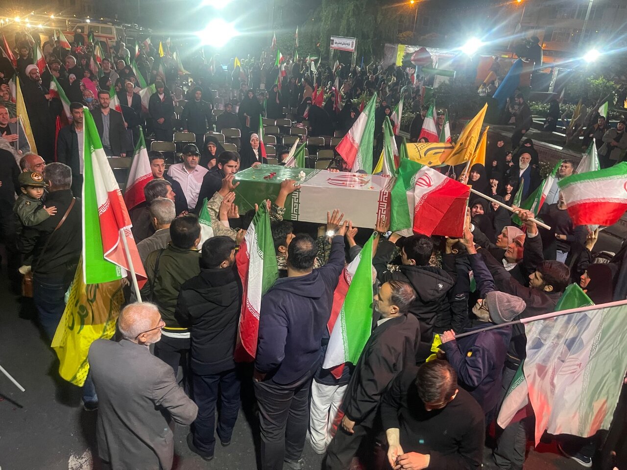 برگزاری مراسم تجمع مردمی تشکل‌های شاهد و ایثارگر در میدان بهارستان تهران