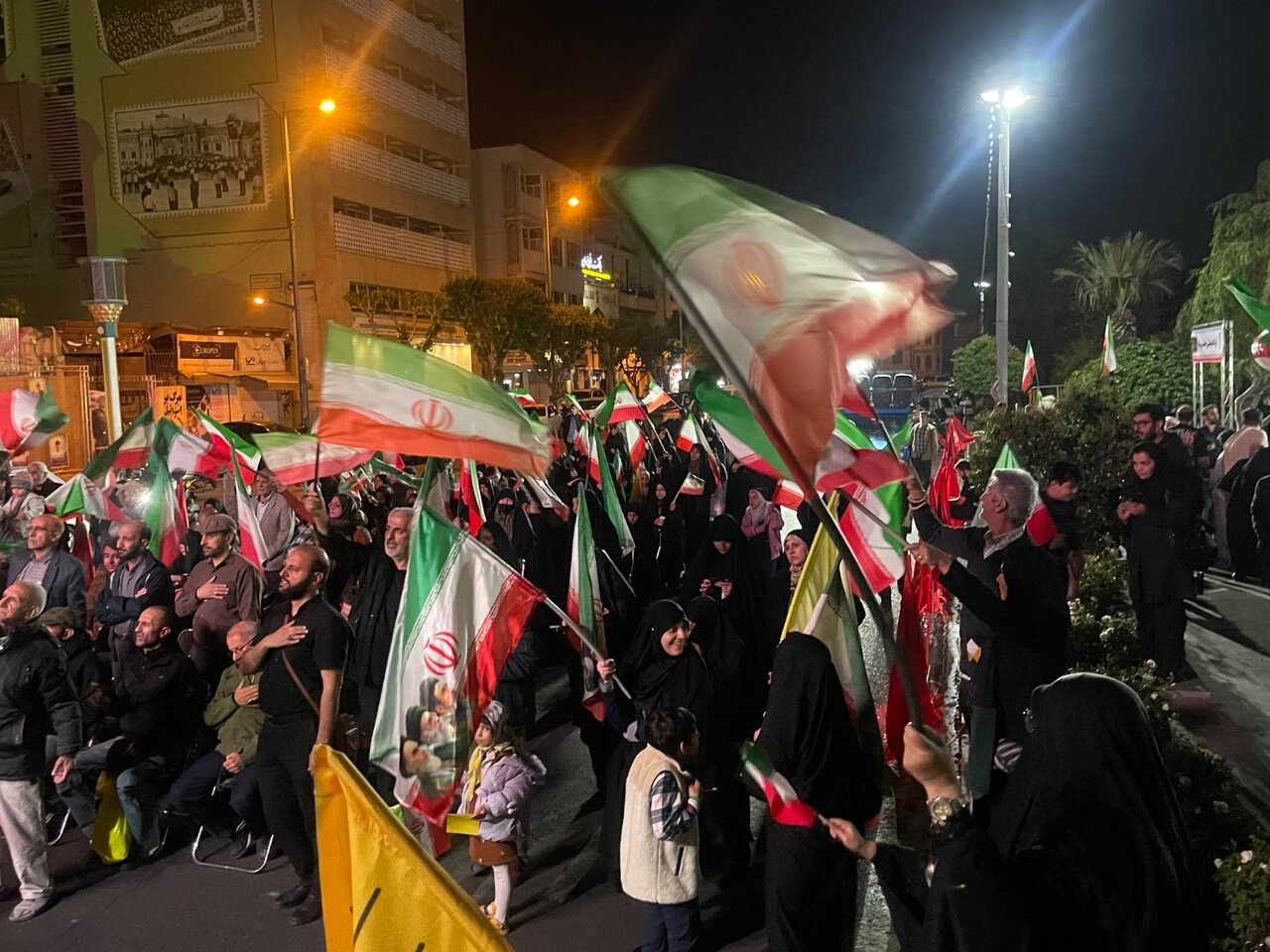 برگزاری مراسم تجمع مردمی تشکلهای شاهد و ایثارگر در میدان بهارستان تهران