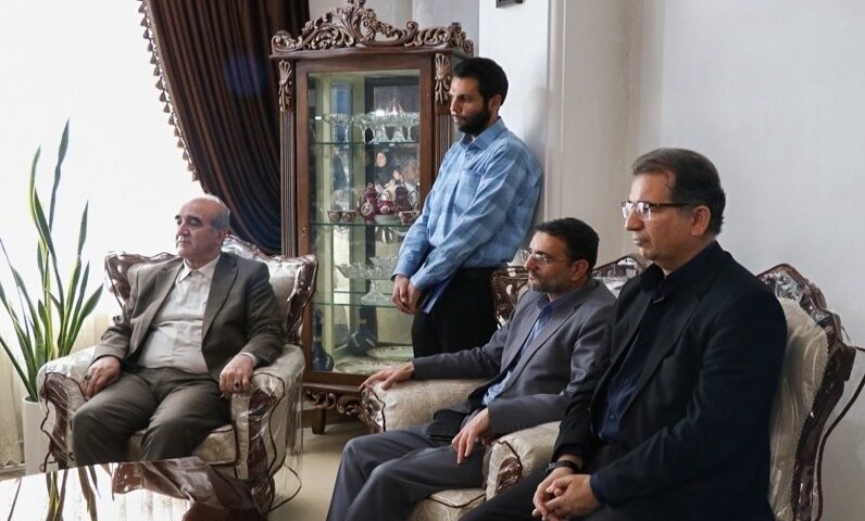 دیدار معاون تعاون بنیاد شهید با خانواده شهید «یونس نصیری»
