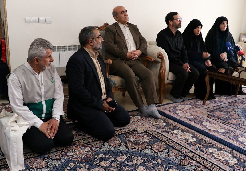 دیدار و تجلیل مسئولان بنیاد شهید از خانواده شهید «امیرحسین خوشبخت»