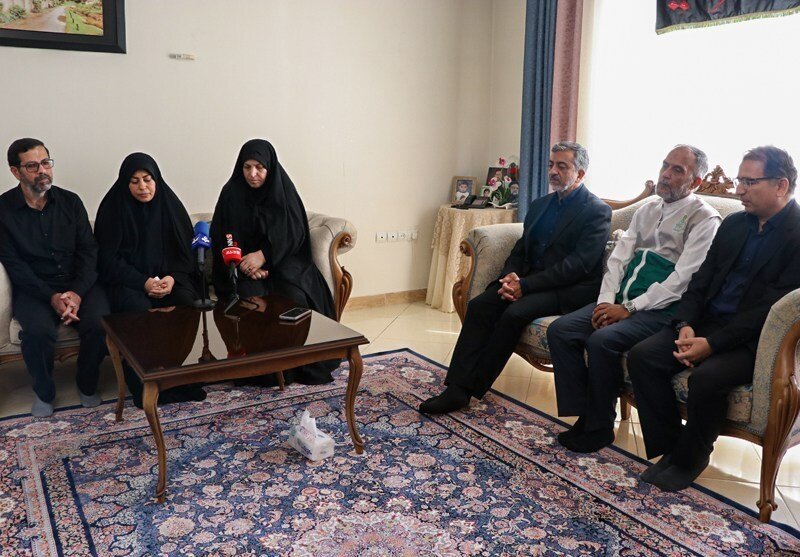 دیدار و تجلیل مسئولان بنیاد شهید از خانواده شهید «امیرحسین خوشبخت»