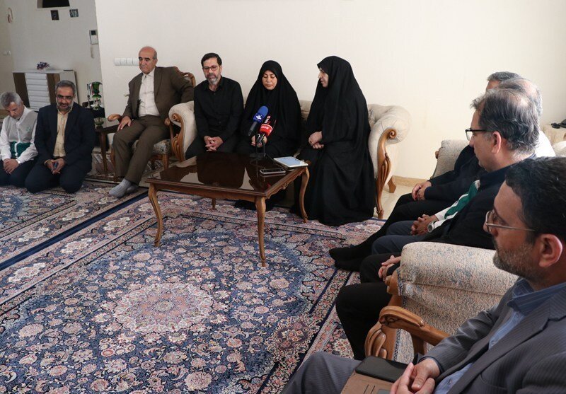 دیدار و تجلیل مسئولان بنیاد شهید از خانواده شهید «امیرحسین خوشبخت»