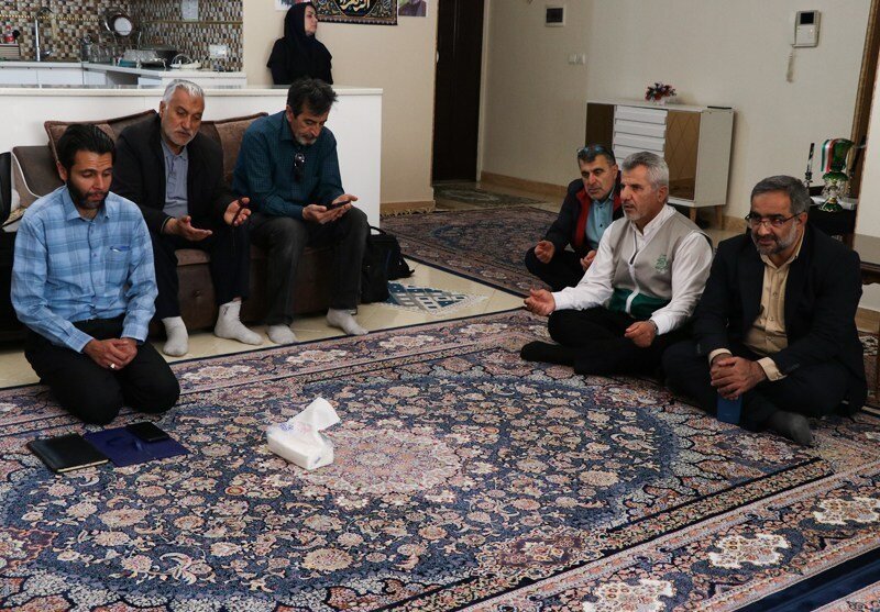 دیدار و تجلیل مسئولان بنیاد شهید از خانواده شهید «امیرحسین خوشبخت»