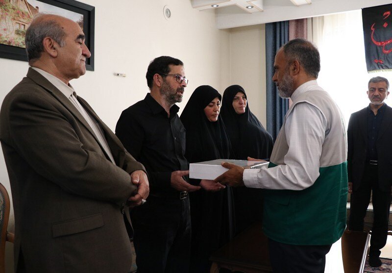 دیدار و تجلیل مسئولان بنیاد شهید از خانواده شهید «امیرحسین خوشبخت»