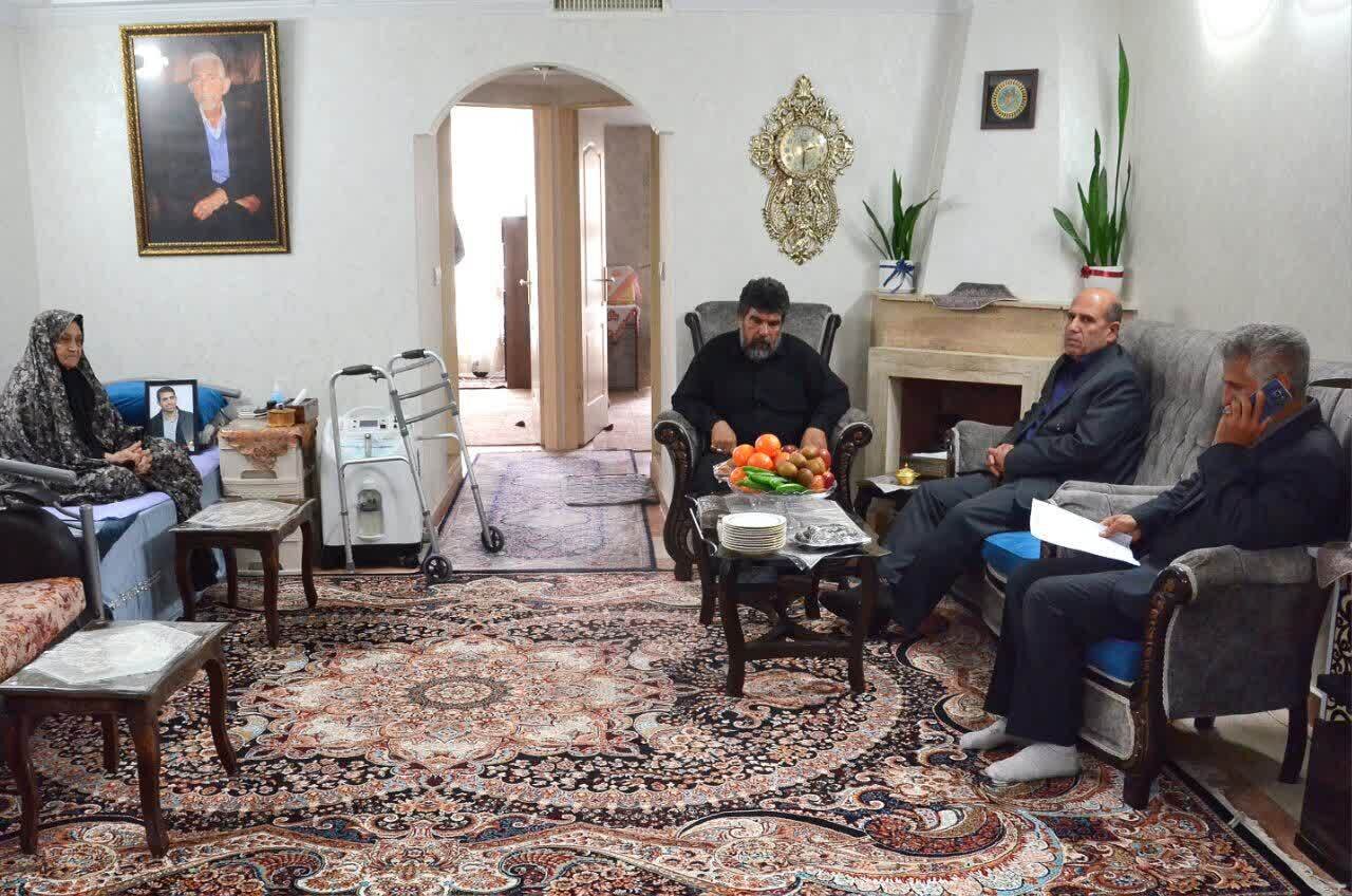 دیدار مدیران بنیاد شهید با خانواده شهدای جنگ رمضان