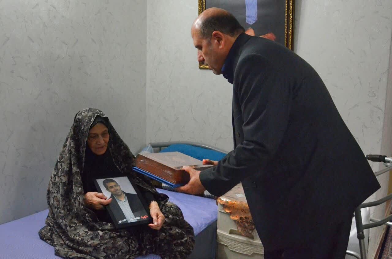 دیدار مدیران بنیاد شهید با خانواده شهدای جنگ رمضان