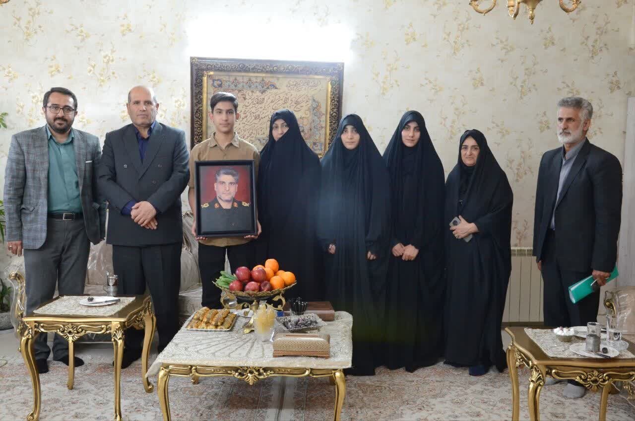 دیدار مدیران بنیاد شهید با خانواده شهدای جنگ رمضان