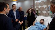 عیادت معاون رئیس جمهور و رئیس بنیاد شهید از جانباز لانچر «حسین محمدی»