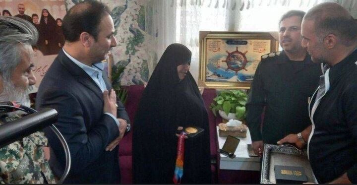 حسین فرزانه مدال طلای خود را به مادر شهیدان رستمی و کیال‌ها تقدیم کرد