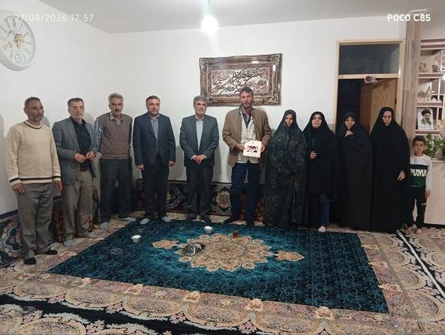 دیدار مدیرکل بنیاد شهید استان همدان با خانواده‌های شهیدان صمد سلطانی و امیرحسین رضاقی در شهرستان درگزین