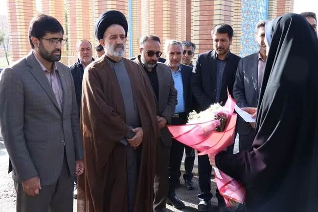 ادای احترام نماینده ولی‌فقیه در بنیاد شهید و امور ایثارگران به مقام شامخ شهدا در شهرکرد